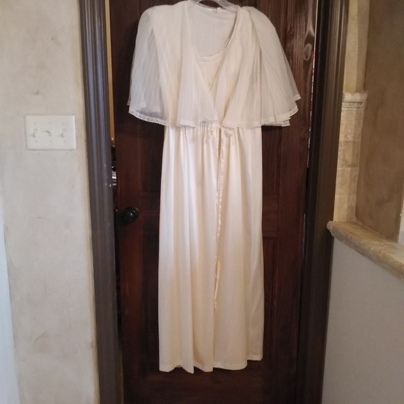 Vintage Gown & Peignoir - Picture 2 of 8